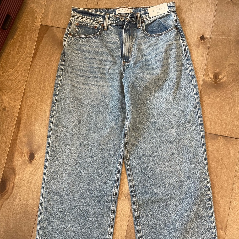 Abercrombie NWT Mid Rise Wide Leg Jeans